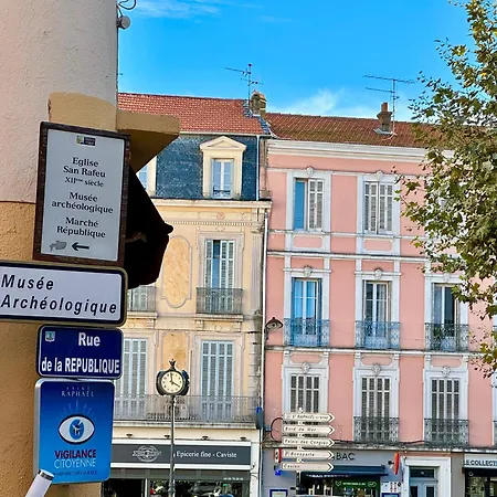 Côte D'azur Saint-raphaël, Rez-jardin Et Piscine Apartamento *
